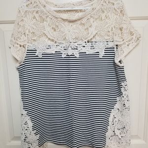 Boutique striped blouse w/ beautiful lace detail
